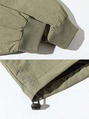 製品画像
「多機能ポケットデザインのアウトドアジャケット全体展示図。実用性とファッション性を兼ね備えたシルエットで、さまざまなシーンに対応可能な一着。」
詳細画像
「襟元のスナップボタンと斜めジッパーポケットのディテール特写。デザイン性と実用性を両立させたディテールが目を引きます。」