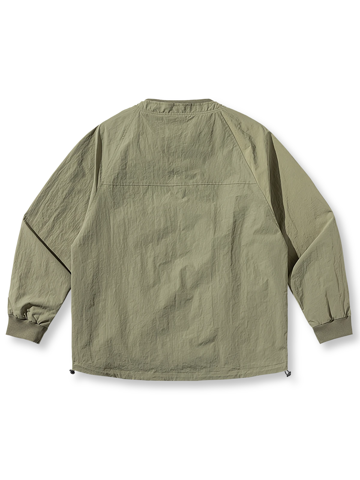 製品画像
「多機能ポケットデザインのアウトドアジャケット全体展示図。実用性とファッション性を兼ね備えたシルエットで、さまざまなシーンに対応可能な一着。」
詳細画像
「襟元のスナップボタンと斜めジッパーポケットのディテール特写。デザイン性と実用性を両立させたディテールが目を引きます。」