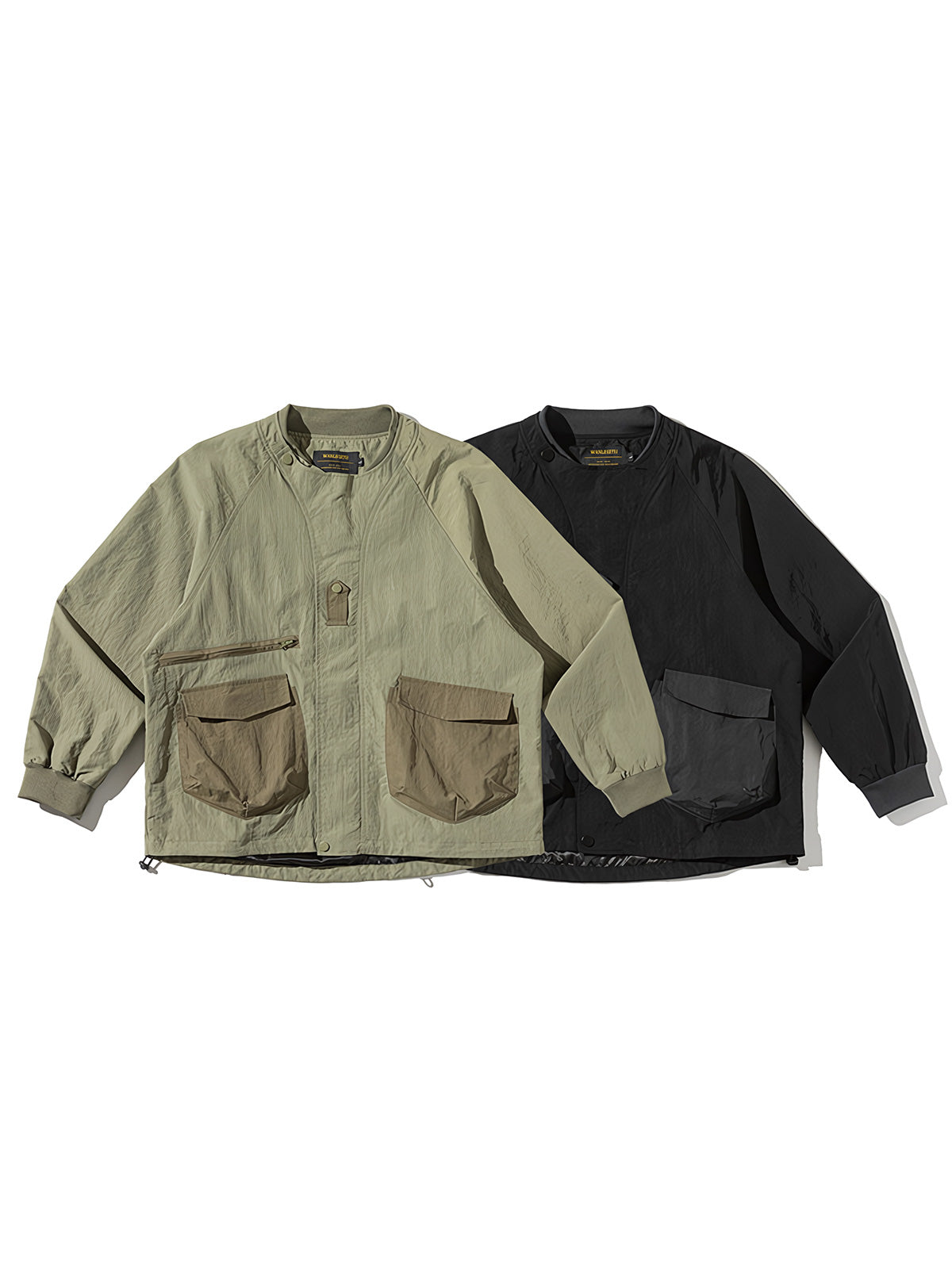 製品画像
「多機能ポケットデザインのアウトドアジャケット全体展示図。実用性とファッション性を兼ね備えたシルエットで、さまざまなシーンに対応可能な一着。」
詳細画像
「襟元のスナップボタンと斜めジッパーポケットのディテール特写。デザイン性と実用性を両立させたディテールが目を引きます。」