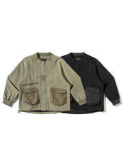 製品画像
「多機能ポケットデザインのアウトドアジャケット全体展示図。実用性とファッション性を兼ね備えたシルエットで、さまざまなシーンに対応可能な一着。」
詳細画像
「襟元のスナップボタンと斜めジッパーポケットのディテール特写。デザイン性と実用性を両立させたディテールが目を引きます。」