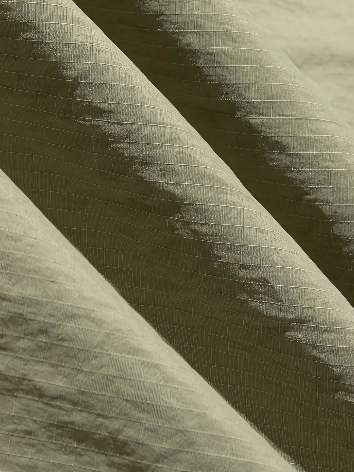 製品画像
「多機能ポケットデザインのアウトドアジャケット全体展示図。実用性とファッション性を兼ね備えたシルエットで、さまざまなシーンに対応可能な一着。」
詳細画像
「襟元のスナップボタンと斜めジッパーポケットのディテール特写。デザイン性と実用性を両立させたディテールが目を引きます。」