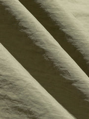 製品画像
「多機能ポケットデザインのアウトドアジャケット全体展示図。実用性とファッション性を兼ね備えたシルエットで、さまざまなシーンに対応可能な一着。」
詳細画像
「襟元のスナップボタンと斜めジッパーポケットのディテール特写。デザイン性と実用性を両立させたディテールが目を引きます。」