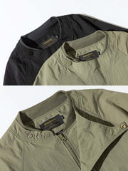 製品画像
「多機能ポケットデザインのアウトドアジャケット全体展示図。実用性とファッション性を兼ね備えたシルエットで、さまざまなシーンに対応可能な一着。」
詳細画像
「襟元のスナップボタンと斜めジッパーポケットのディテール特写。デザイン性と実用性を両立させたディテールが目を引きます。」