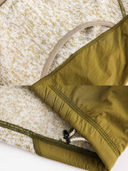 製品画像
「ミニマルなパッチワークデザインと高性能素材が融合したパッチワークヘビージャケットの全体展示画像。保温性、防風性を備え、寒冷な天候でも軽やかに対応できるデザインが特徴。」
詳細画像
「ジッパーポケットとパッチワークデザインのディテール特写。袖部分のジッパーポケットが実用性を高め、ダブルジッパー仕様により着脱が容易で、視覚的なアクセントとしてバイカラーのパッチワークが際立つ。」