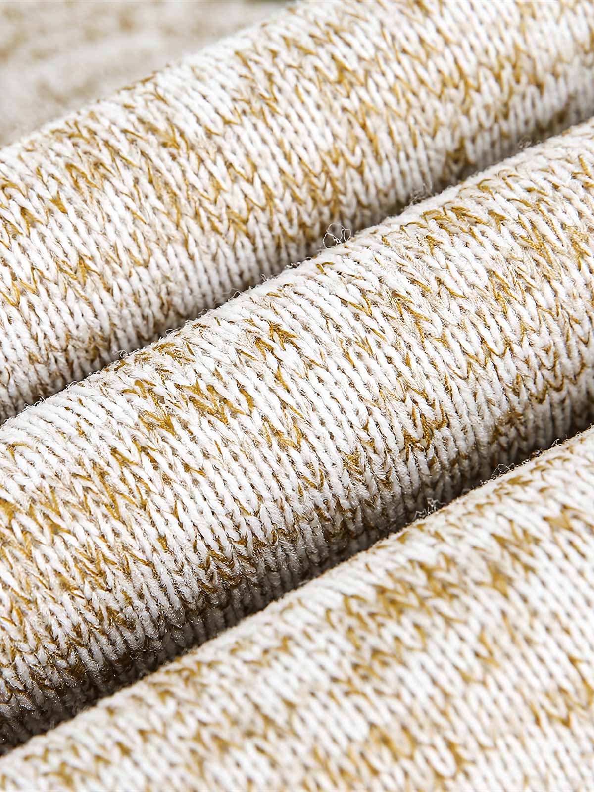 製品画像
「ミニマルなパッチワークデザインと高性能素材が融合したパッチワークヘビージャケットの全体展示画像。保温性、防風性を備え、寒冷な天候でも軽やかに対応できるデザインが特徴。」
詳細画像
「ジッパーポケットとパッチワークデザインのディテール特写。袖部分のジッパーポケットが実用性を高め、ダブルジッパー仕様により着脱が容易で、視覚的なアクセントとしてバイカラーのパッチワークが際立つ。」