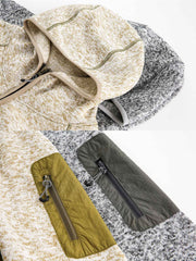 製品画像
「ミニマルなパッチワークデザインと高性能素材が融合したパッチワークヘビージャケットの全体展示画像。保温性、防風性を備え、寒冷な天候でも軽やかに対応できるデザインが特徴。」
詳細画像
「ジッパーポケットとパッチワークデザインのディテール特写。袖部分のジッパーポケットが実用性を高め、ダブルジッパー仕様により着脱が容易で、視覚的なアクセントとしてバイカラーのパッチワークが際立つ。」