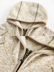 製品画像
「ミニマルなパッチワークデザインと高性能素材が融合したパッチワークヘビージャケットの全体展示画像。保温性、防風性を備え、寒冷な天候でも軽やかに対応できるデザインが特徴。」
詳細画像
「ジッパーポケットとパッチワークデザインのディテール特写。袖部分のジッパーポケットが実用性を高め、ダブルジッパー仕様により着脱が容易で、視覚的なアクセントとしてバイカラーのパッチワークが際立つ。」