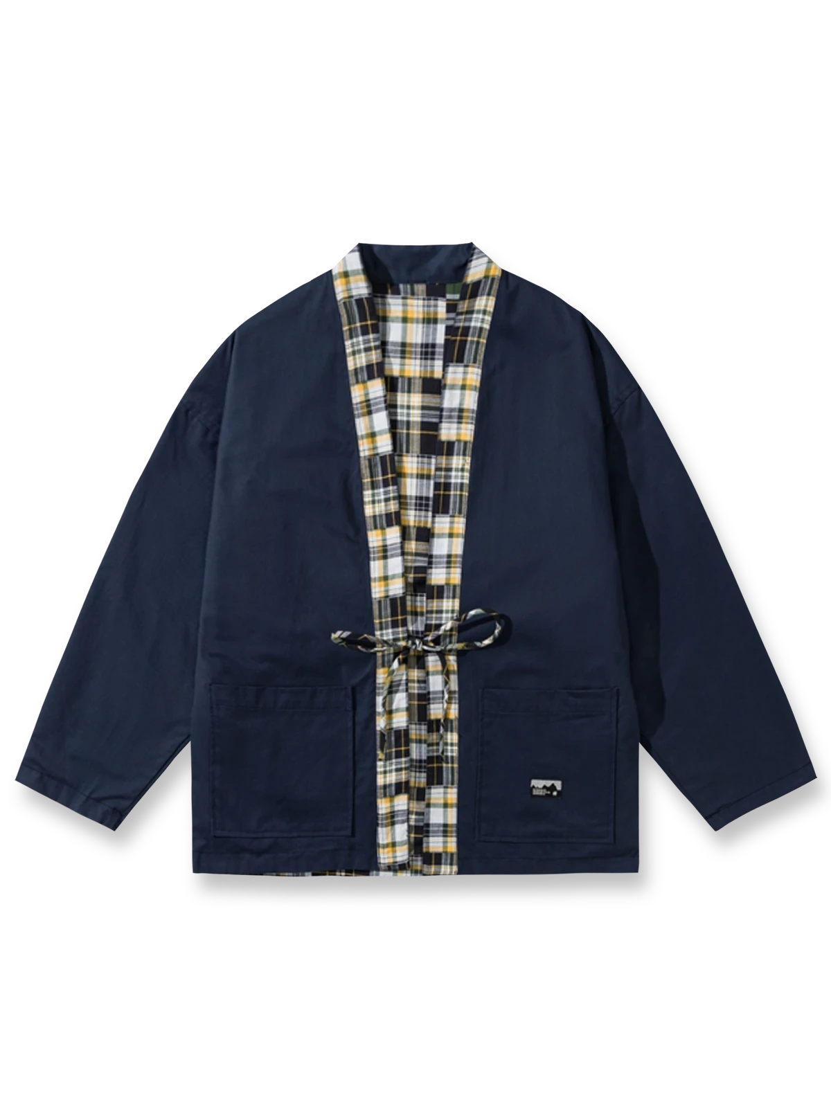 製品画像: リバーシブル チェック柄 はんてん。クラシックなチェック柄と無地デザインを組み合わせた、多用途で実用的なはんてんの全体展示図。
詳細画像: ヴィンテージ感あふれるチェック柄のディテールと、実用性を高めるウエストのドローコードデザインのクローズアップ。