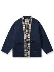 製品画像: リバーシブル チェック柄 はんてん。クラシックなチェック柄と無地デザインを組み合わせた、多用途で実用的なはんてんの全体展示図。
詳細画像: ヴィンテージ感あふれるチェック柄のディテールと、実用性を高めるウエストのドローコードデザインのクローズアップ。