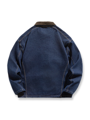 製品画像
「ヴィンテージウォッシュ仕上げのオープンカラー ワークデニムジャケット全体の展示図。コーデュロイ襟とデニム素材のコントラストが質感を高め、クラシックなワークウェアスタイルを演出。」
詳細画像
「胸元のフラップポケットとサイドジッパーポケットのディテール特写。実用的な収納スペースを提供し、便利さと機能性を兼ね備えています。」