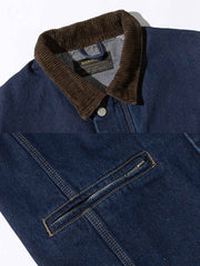 製品画像
「ヴィンテージウォッシュ仕上げのオープンカラー ワークデニムジャケット全体の展示図。コーデュロイ襟とデニム素材のコントラストが質感を高め、クラシックなワークウェアスタイルを演出。」
詳細画像
「胸元のフラップポケットとサイドジッパーポケットのディテール特写。実用的な収納スペースを提供し、便利さと機能性を兼ね備えています。」