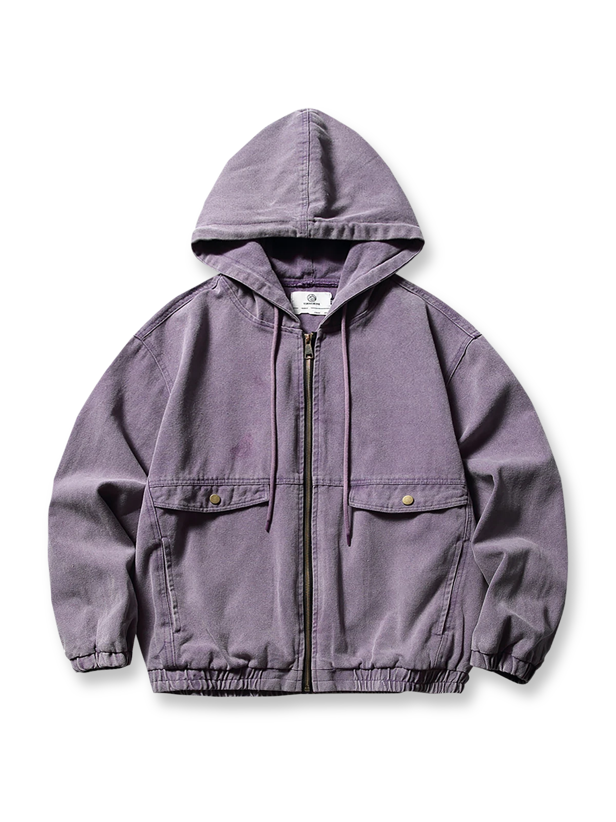 製品画像
「ウォッシュ加工によるヴィンテージ感漂うフード付きワークジャケット正面展示図。レトロな風合いと実用性が融合し、ダブルポケットとフードデザインが特徴的な一着。」
詳細画像
「ゴム仕様の袖口ディテールとウォッシュ加工による質感の特写。袖口のゴムが防風性と保温性を向上させ、ヴィンテージ風の仕上がりが際立つ。」