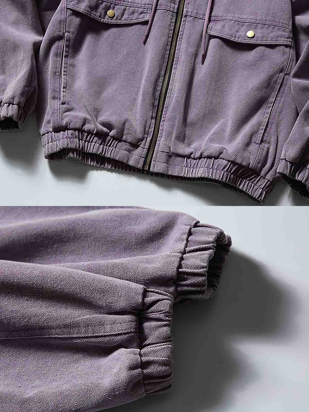 製品画像
「ウォッシュ加工によるヴィンテージ感漂うフード付きワークジャケット正面展示図。レトロな風合いと実用性が融合し、ダブルポケットとフードデザインが特徴的な一着。」
詳細画像
「ゴム仕様の袖口ディテールとウォッシュ加工による質感の特写。袖口のゴムが防風性と保温性を向上させ、ヴィンテージ風の仕上がりが際立つ。」