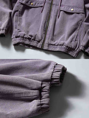 製品画像
「ウォッシュ加工によるヴィンテージ感漂うフード付きワークジャケット正面展示図。レトロな風合いと実用性が融合し、ダブルポケットとフードデザインが特徴的な一着。」
詳細画像
「ゴム仕様の袖口ディテールとウォッシュ加工による質感の特写。袖口のゴムが防風性と保温性を向上させ、ヴィンテージ風の仕上がりが際立つ。」