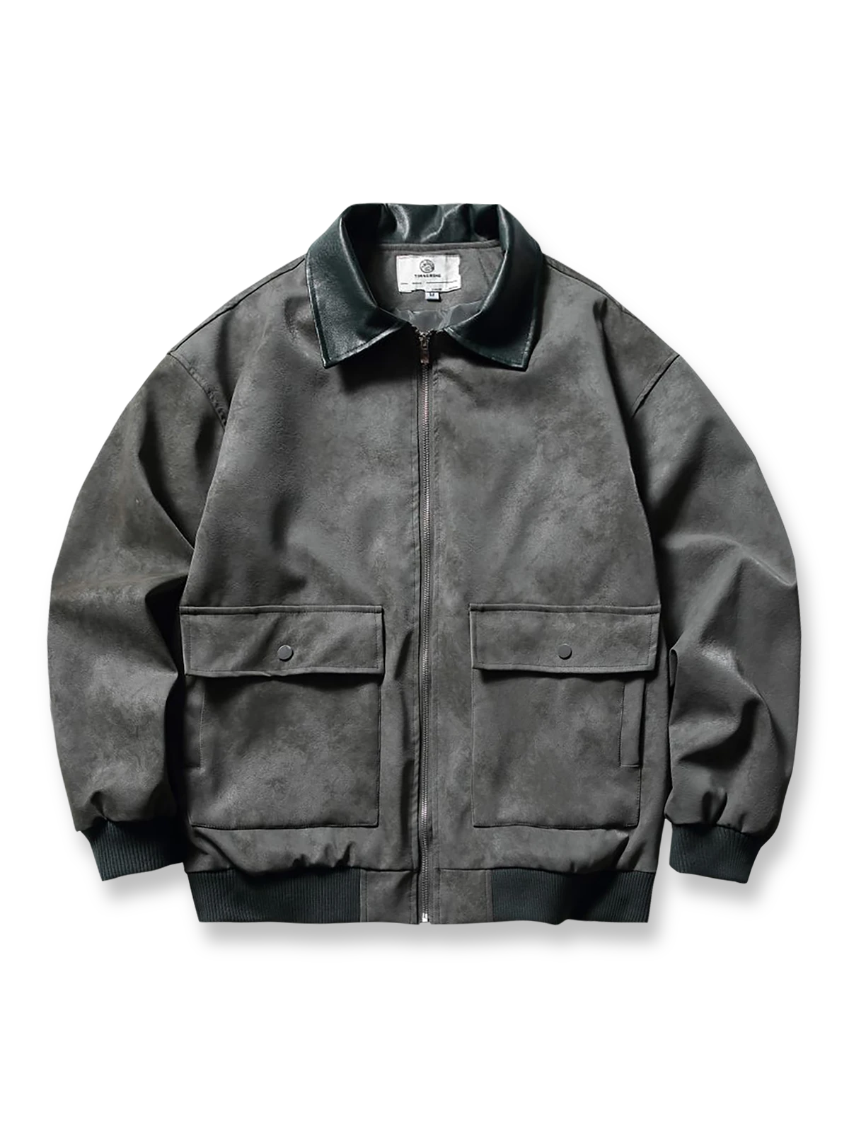 製品画像:
ヴィンテージ加工が施された大容量ポケット付きレザージャケット。クラシックなアメリカンフライトジャケットデザイン、レトロな質感と実用性を兼ね備えたアイテム。
詳細画像:
ヴィンテージ加工されたレザーと大容量ポケット、立体的なカッティングが特徴。快適なフィット感とワークウェアの要素が融合したデザイン。