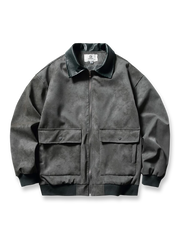 製品画像:
ヴィンテージ加工が施された大容量ポケット付きレザージャケット。クラシックなアメリカンフライトジャケットデザイン、レトロな質感と実用性を兼ね備えたアイテム。
詳細画像:
ヴィンテージ加工されたレザーと大容量ポケット、立体的なカッティングが特徴。快適なフィット感とワークウェアの要素が融合したデザイン。