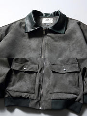 製品画像:
ヴィンテージ加工が施された大容量ポケット付きレザージャケット。クラシックなアメリカンフライトジャケットデザイン、レトロな質感と実用性を兼ね備えたアイテム。
詳細画像:
ヴィンテージ加工されたレザーと大容量ポケット、立体的なカッティングが特徴。快適なフィット感とワークウェアの要素が融合したデザイン。