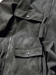 製品画像:
ヴィンテージ加工が施された大容量ポケット付きレザージャケット。クラシックなアメリカンフライトジャケットデザイン、レトロな質感と実用性を兼ね備えたアイテム。
詳細画像:
ヴィンテージ加工されたレザーと大容量ポケット、立体的なカッティングが特徴。快適なフィット感とワークウェアの要素が融合したデザイン。