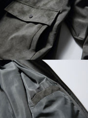 製品画像:
ヴィンテージ加工が施された大容量ポケット付きレザージャケット。クラシックなアメリカンフライトジャケットデザイン、レトロな質感と実用性を兼ね備えたアイテム。
詳細画像:
ヴィンテージ加工されたレザーと大容量ポケット、立体的なカッティングが特徴。快適なフィット感とワークウェアの要素が融合したデザイン。