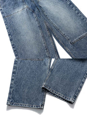 製品画像
「ワークテイスト デニムパンツの正面全体図。20世紀中頃のクラシックなワークウェアスタイルにインスパイアされたデザインで、高品質10ozデニム素材を使用。水洗加工とヴィンテージ風の色落ち加工が特徴で、ワイドなストレートシルエットが快適な履き心地とヴィンテージ感を提供。」
詳細画像
「ワークテイスト デニムパンツのディテール特写。膝部分には強化ステッチが施されたパッチデザインを採用し、耐久性を向上させつつ立体感のあるビジュアルを演出。左右対称の大きなユーティリティポケットが収納性を高め、デザインアクセントとしても機能。ウエストの調節可能なドローコードが快適なフィット感を提供。」