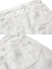 製品画像
「ワークテイスト デニムパンツの正面全体図。20世紀中頃のクラシックなワークウェアスタイルにインスパイアされたデザインで、高品質10ozデニム素材を使用。水洗加工とヴィンテージ風の色落ち加工が特徴で、ワイドなストレートシルエットが快適な履き心地とヴィンテージ感を提供。」
詳細画像
「ワークテイスト デニムパンツのディテール特写。膝部分には強化ステッチが施されたパッチデザインを採用し、耐久性を向上させつつ立体感のあるビジュアルを演出。左右対称の大きなユーティリティポケットが収納性を高め、デザインアクセントとしても機能。ウエストの調節可能なドローコードが快適なフィット感を提供。」