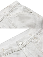 製品画像
「ワークテイスト デニムパンツの正面全体図。20世紀中頃のクラシックなワークウェアスタイルにインスパイアされたデザインで、高品質10ozデニム素材を使用。水洗加工とヴィンテージ風の色落ち加工が特徴で、ワイドなストレートシルエットが快適な履き心地とヴィンテージ感を提供。」
詳細画像
「ワークテイスト デニムパンツのディテール特写。膝部分には強化ステッチが施されたパッチデザインを採用し、耐久性を向上させつつ立体感のあるビジュアルを演出。左右対称の大きなユーティリティポケットが収納性を高め、デザインアクセントとしても機能。ウエストの調節可能なドローコードが快適なフィット感を提供。」