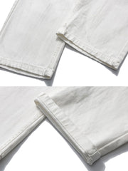 製品画像
「ワークテイスト デニムパンツの正面全体図。20世紀中頃のクラシックなワークウェアスタイルにインスパイアされたデザインで、高品質10ozデニム素材を使用。水洗加工とヴィンテージ風の色落ち加工が特徴で、ワイドなストレートシルエットが快適な履き心地とヴィンテージ感を提供。」
詳細画像
「ワークテイスト デニムパンツのディテール特写。膝部分には強化ステッチが施されたパッチデザインを採用し、耐久性を向上させつつ立体感のあるビジュアルを演出。左右対称の大きなユーティリティポケットが収納性を高め、デザインアクセントとしても機能。ウエストの調節可能なドローコードが快適なフィット感を提供。」