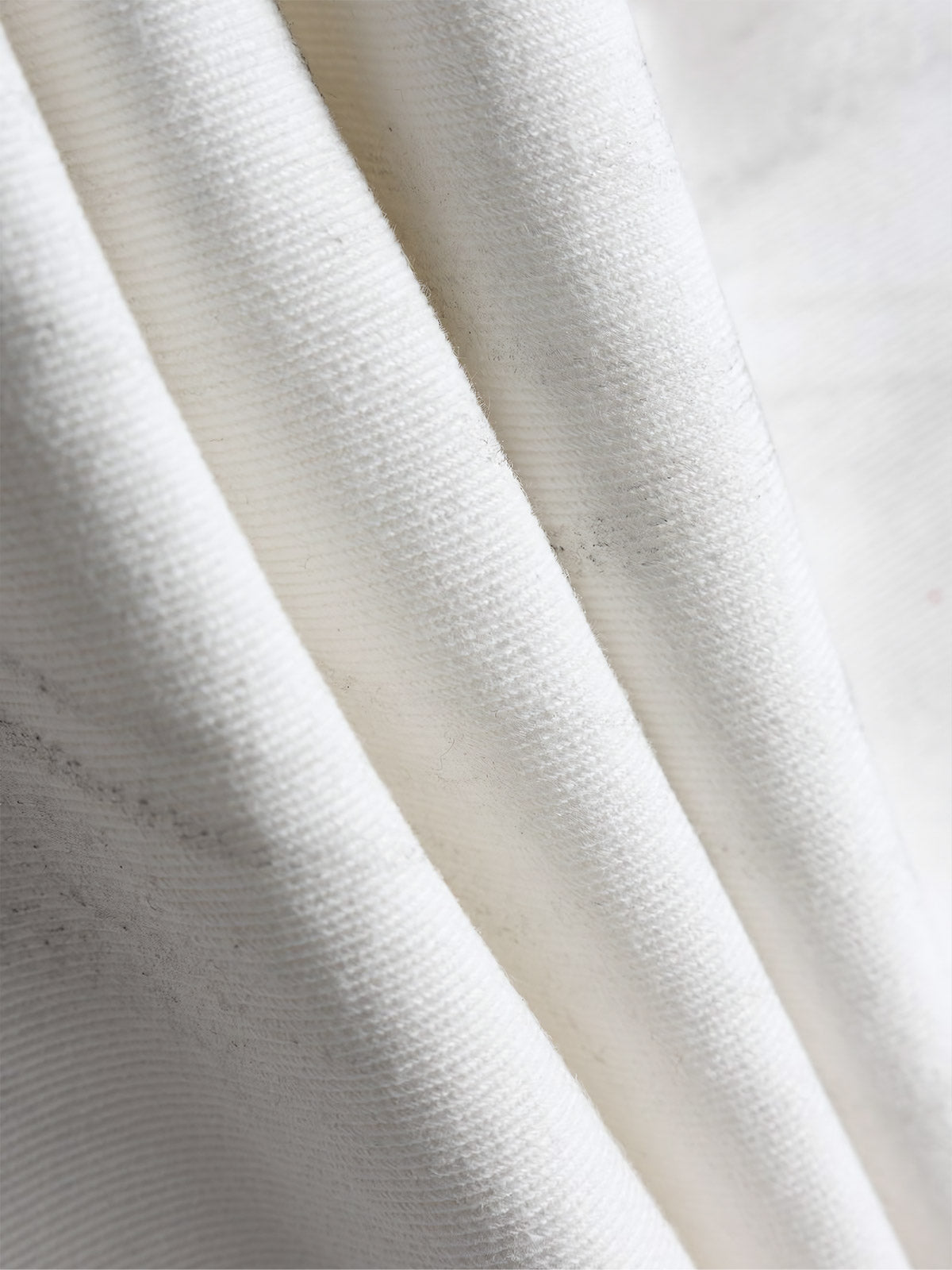 製品画像
「ワークテイスト デニムパンツの正面全体図。20世紀中頃のクラシックなワークウェアスタイルにインスパイアされたデザインで、高品質10ozデニム素材を使用。水洗加工とヴィンテージ風の色落ち加工が特徴で、ワイドなストレートシルエットが快適な履き心地とヴィンテージ感を提供。」
詳細画像
「ワークテイスト デニムパンツのディテール特写。膝部分には強化ステッチが施されたパッチデザインを採用し、耐久性を向上させつつ立体感のあるビジュアルを演出。左右対称の大きなユーティリティポケットが収納性を高め、デザインアクセントとしても機能。ウエストの調節可能なドローコードが快適なフィット感を提供。」