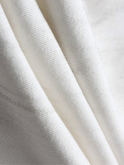 製品画像
「ワークテイスト デニムパンツの正面全体図。20世紀中頃のクラシックなワークウェアスタイルにインスパイアされたデザインで、高品質10ozデニム素材を使用。水洗加工とヴィンテージ風の色落ち加工が特徴で、ワイドなストレートシルエットが快適な履き心地とヴィンテージ感を提供。」
詳細画像
「ワークテイスト デニムパンツのディテール特写。膝部分には強化ステッチが施されたパッチデザインを採用し、耐久性を向上させつつ立体感のあるビジュアルを演出。左右対称の大きなユーティリティポケットが収納性を高め、デザインアクセントとしても機能。ウエストの調節可能なドローコードが快適なフィット感を提供。」