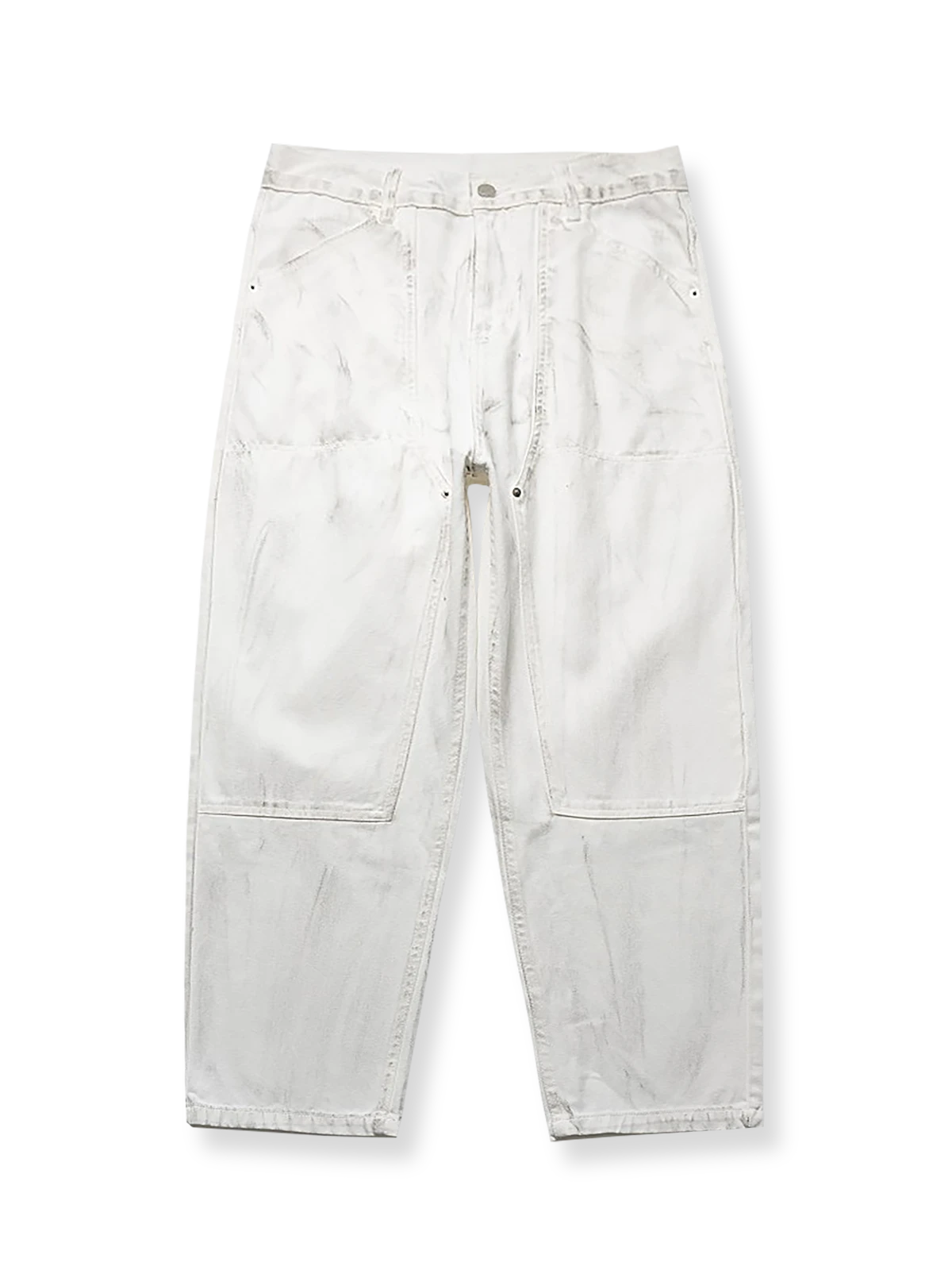 製品画像
「ワークテイスト デニムパンツの正面全体図。20世紀中頃のクラシックなワークウェアスタイルにインスパイアされたデザインで、高品質10ozデニム素材を使用。水洗加工とヴィンテージ風の色落ち加工が特徴で、ワイドなストレートシルエットが快適な履き心地とヴィンテージ感を提供。」
詳細画像
「ワークテイスト デニムパンツのディテール特写。膝部分には強化ステッチが施されたパッチデザインを採用し、耐久性を向上させつつ立体感のあるビジュアルを演出。左右対称の大きなユーティリティポケットが収納性を高め、デザインアクセントとしても機能。ウエストの調節可能なドローコードが快適なフィット感を提供。」