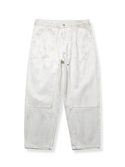 製品画像
「ワークテイスト デニムパンツの正面全体図。20世紀中頃のクラシックなワークウェアスタイルにインスパイアされたデザインで、高品質10ozデニム素材を使用。水洗加工とヴィンテージ風の色落ち加工が特徴で、ワイドなストレートシルエットが快適な履き心地とヴィンテージ感を提供。」
詳細画像
「ワークテイスト デニムパンツのディテール特写。膝部分には強化ステッチが施されたパッチデザインを採用し、耐久性を向上させつつ立体感のあるビジュアルを演出。左右対称の大きなユーティリティポケットが収納性を高め、デザインアクセントとしても機能。ウエストの調節可能なドローコードが快適なフィット感を提供。」