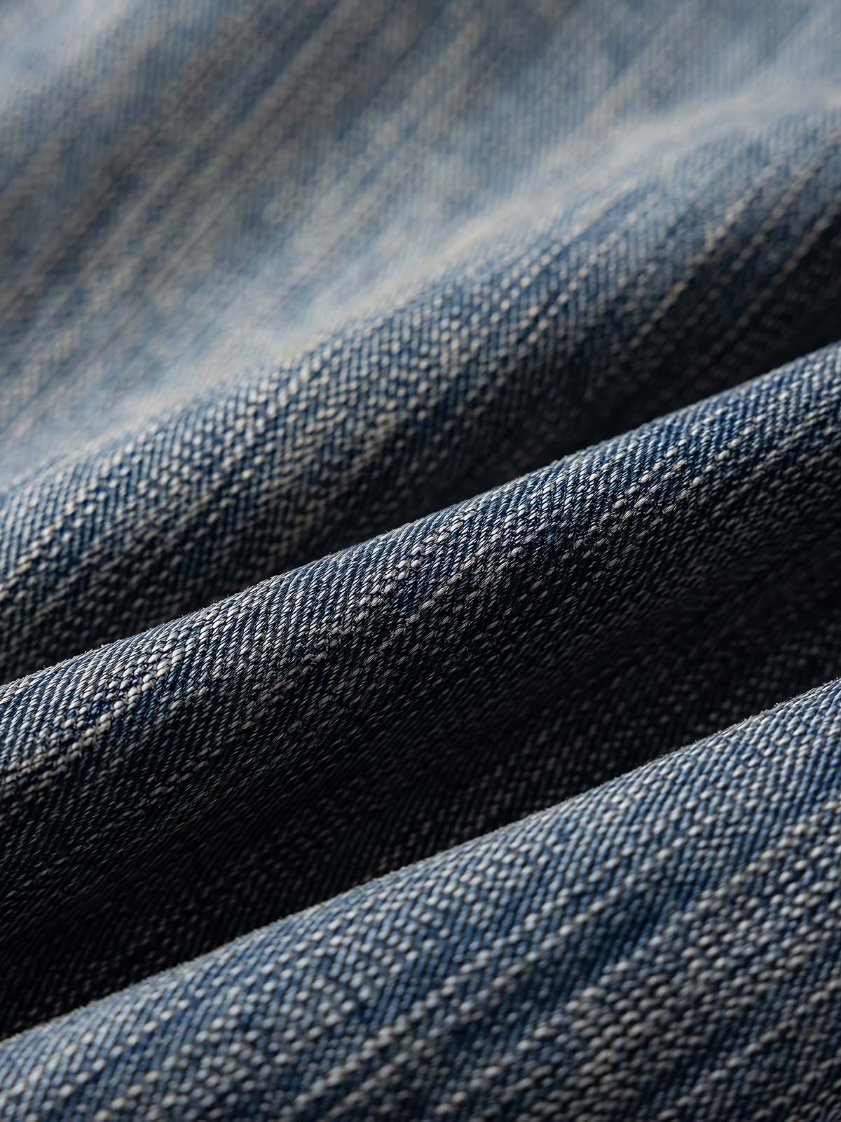 製品画像
「ヒゲ加工 ウォッシュ バンブーデニムパンツの正面全体図。クラシックなヒゲ加工と竹節模様を特徴としたバンブーデニム素材を使用し、自然な色落ちと立体感を演出。ヴィンテージ感とモダンな直筒シルエットが融合した万能なデザイン。」
詳細画像
「ヒゲ加工 ウォッシュ バンブーデニムパンツのディテール特写。竹節模様が立体的な風合いを生み出し、ウエストやポケットの縁には丁寧なステッチが施され、デザイン性と耐久性を向上。自然な色落ち加工がヴィンテージ感を引き立てる。」