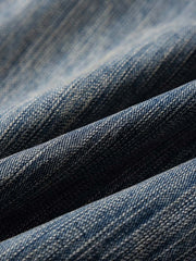 製品画像
「ヒゲ加工 ウォッシュ バンブーデニムパンツの正面全体図。クラシックなヒゲ加工と竹節模様を特徴としたバンブーデニム素材を使用し、自然な色落ちと立体感を演出。ヴィンテージ感とモダンな直筒シルエットが融合した万能なデザイン。」
詳細画像
「ヒゲ加工 ウォッシュ バンブーデニムパンツのディテール特写。竹節模様が立体的な風合いを生み出し、ウエストやポケットの縁には丁寧なステッチが施され、デザイン性と耐久性を向上。自然な色落ち加工がヴィンテージ感を引き立てる。」