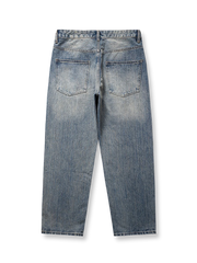 製品画像
「ヒゲ加工 ウォッシュ バンブーデニムパンツの正面全体図。クラシックなヒゲ加工と竹節模様を特徴としたバンブーデニム素材を使用し、自然な色落ちと立体感を演出。ヴィンテージ感とモダンな直筒シルエットが融合した万能なデザイン。」
詳細画像
「ヒゲ加工 ウォッシュ バンブーデニムパンツのディテール特写。竹節模様が立体的な風合いを生み出し、ウエストやポケットの縁には丁寧なステッチが施され、デザイン性と耐久性を向上。自然な色落ち加工がヴィンテージ感を引き立てる。」