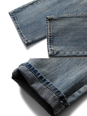 製品画像
「ヒゲ加工 ウォッシュ バンブーデニムパンツの正面全体図。クラシックなヒゲ加工と竹節模様を特徴としたバンブーデニム素材を使用し、自然な色落ちと立体感を演出。ヴィンテージ感とモダンな直筒シルエットが融合した万能なデザイン。」
詳細画像
「ヒゲ加工 ウォッシュ バンブーデニムパンツのディテール特写。竹節模様が立体的な風合いを生み出し、ウエストやポケットの縁には丁寧なステッチが施され、デザイン性と耐久性を向上。自然な色落ち加工がヴィンテージ感を引き立てる。」