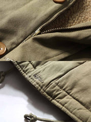 製品画像
「WWII時代のクラシックN-1デッキジャケットを再現した全体画像。中綿と防風キャンバス生地で、保温性と耐久性を兼ね備えた冬用アウター。」
詳細画像
「厚手の中綿襟部分とARMY刺繍、ヴィンテージ感のあるボタンとジッパーの二重構造のディテール画像。」