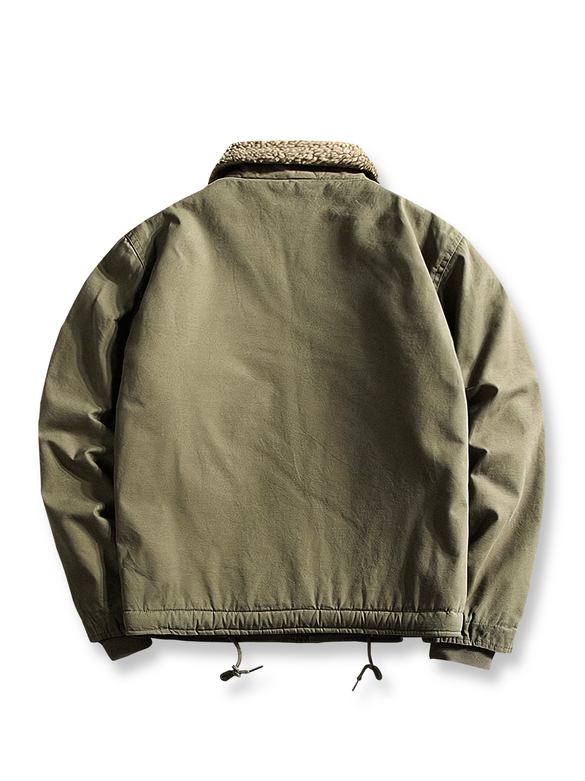 製品画像
「WWII時代のクラシックN-1デッキジャケットを再現した全体画像。中綿と防風キャンバス生地で、保温性と耐久性を兼ね備えた冬用アウター。」
詳細画像
「厚手の中綿襟部分とARMY刺繍、ヴィンテージ感のあるボタンとジッパーの二重構造のディテール画像。」