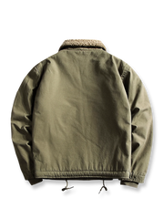 製品画像
「WWII時代のクラシックN-1デッキジャケットを再現した全体画像。中綿と防風キャンバス生地で、保温性と耐久性を兼ね備えた冬用アウター。」
詳細画像
「厚手の中綿襟部分とARMY刺繍、ヴィンテージ感のあるボタンとジッパーの二重構造のディテール画像。」