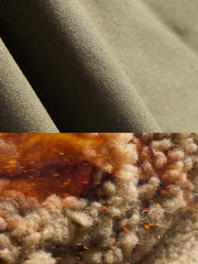 製品画像
「WWII時代のクラシックN-1デッキジャケットを再現した全体画像。中綿と防風キャンバス生地で、保温性と耐久性を兼ね備えた冬用アウター。」
詳細画像
「厚手の中綿襟部分とARMY刺繍、ヴィンテージ感のあるボタンとジッパーの二重構造のディテール画像。」