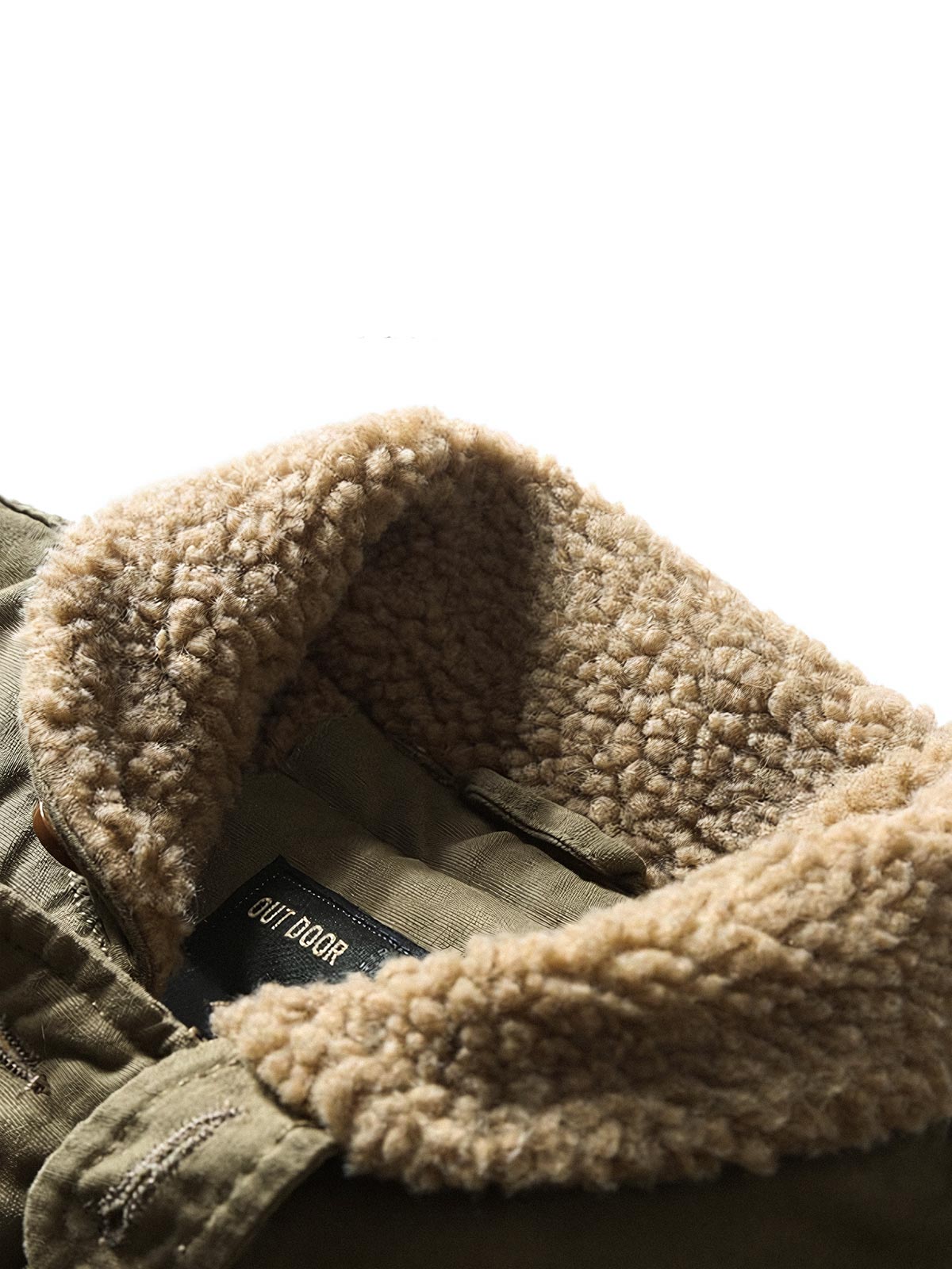 製品画像
「WWII時代のクラシックN-1デッキジャケットを再現した全体画像。中綿と防風キャンバス生地で、保温性と耐久性を兼ね備えた冬用アウター。」
詳細画像
「厚手の中綿襟部分とARMY刺繍、ヴィンテージ感のあるボタンとジッパーの二重構造のディテール画像。」