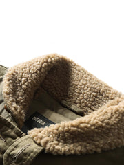 製品画像
「WWII時代のクラシックN-1デッキジャケットを再現した全体画像。中綿と防風キャンバス生地で、保温性と耐久性を兼ね備えた冬用アウター。」
詳細画像
「厚手の中綿襟部分とARMY刺繍、ヴィンテージ感のあるボタンとジッパーの二重構造のディテール画像。」