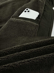 製品画像
「M-65戦闘服デザインをリバイバルしたウール裏地厚手フード付きジャケットの全体画像。フード付きと多ポケット仕様が特徴の冬用アウター。」
詳細画像
「大容量ポケットと防風キャンバス生地の外層、保温性に優れたウール裏地のディテールをクローズアップした画像。」