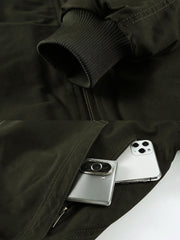 製品画像
「M-65戦闘服デザインをリバイバルしたウール裏地厚手フード付きジャケットの全体画像。フード付きと多ポケット仕様が特徴の冬用アウター。」
詳細画像
「大容量ポケットと防風キャンバス生地の外層、保温性に優れたウール裏地のディテールをクローズアップした画像。」