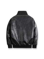 製品画像
「リバイバルデザインのミリタリー レザージャケット正面ショット。WWII時代のタンクジャケットを再現したショート丈仕様で動きやすさとクラシックなミリタリースタイルを融合。」
詳細画像
「高品質PUレザーの細やかな質感をクローズアップ。袖の軍章と部隊マーク、リブ仕様の袖口でミリタリーの魅力を表現。」