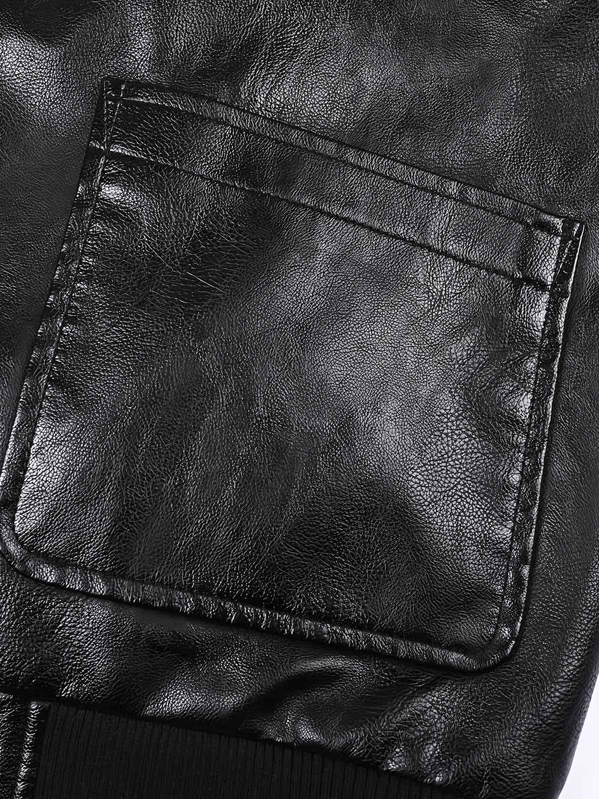 製品画像
「リバイバルデザインのミリタリー レザージャケット正面ショット。WWII時代のタンクジャケットを再現したショート丈仕様で動きやすさとクラシックなミリタリースタイルを融合。」
詳細画像
「高品質PUレザーの細やかな質感をクローズアップ。袖の軍章と部隊マーク、リブ仕様の袖口でミリタリーの魅力を表現。」