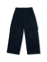 5つの大容量ポケットとワイドシルエットを備えたミリタリーワイドカーゴパンツの全身ビュー。