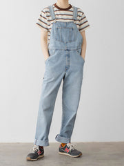 モデルがPESSOA CLUBのカラーブロックストライプTシャツを着用し、ダイナミックなカジュアルスタイルを披露