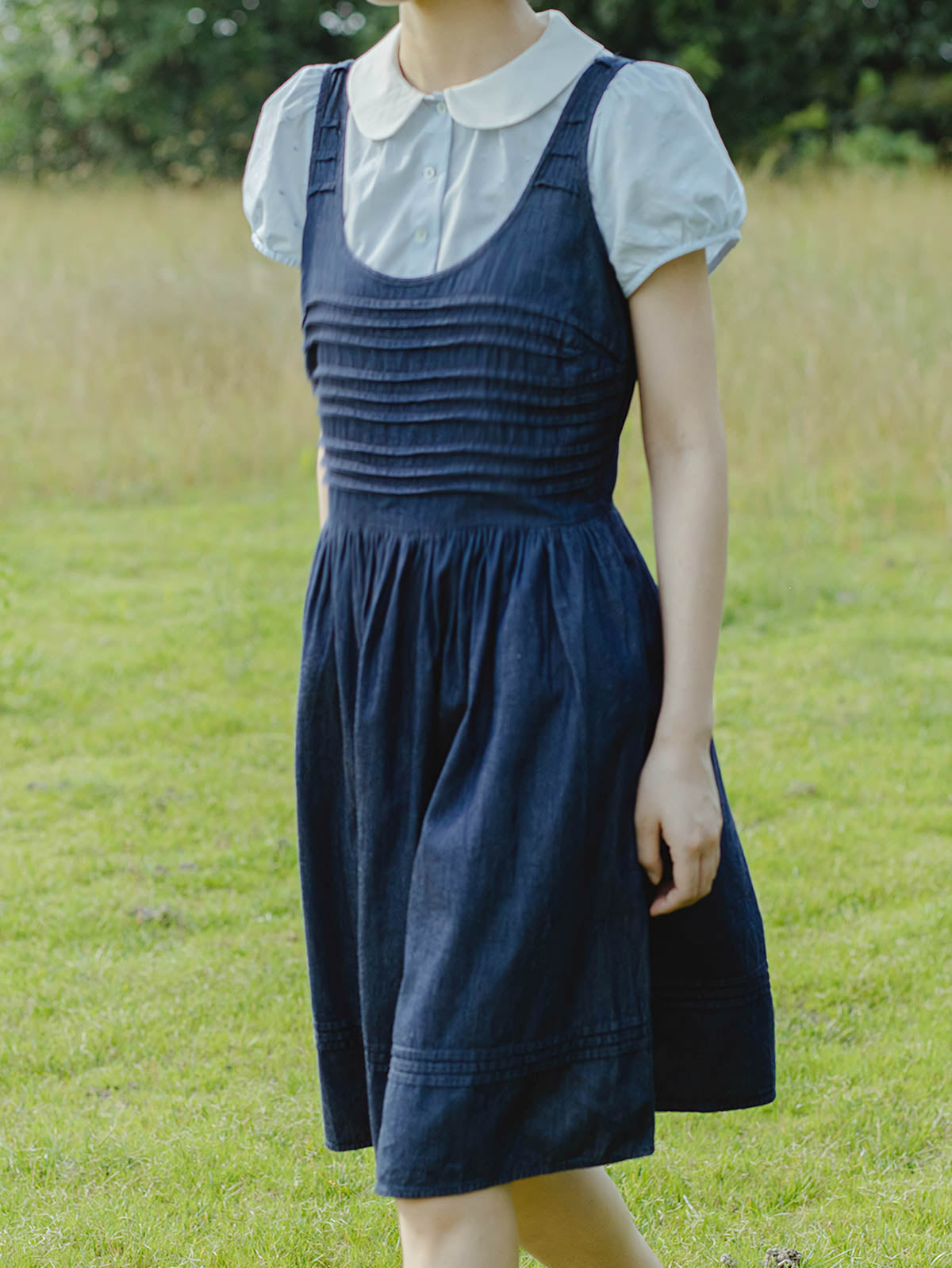 モデルがPESSOA CLUBのレトロドットプリントシャツを着用し、洗練されたスタイルを披露