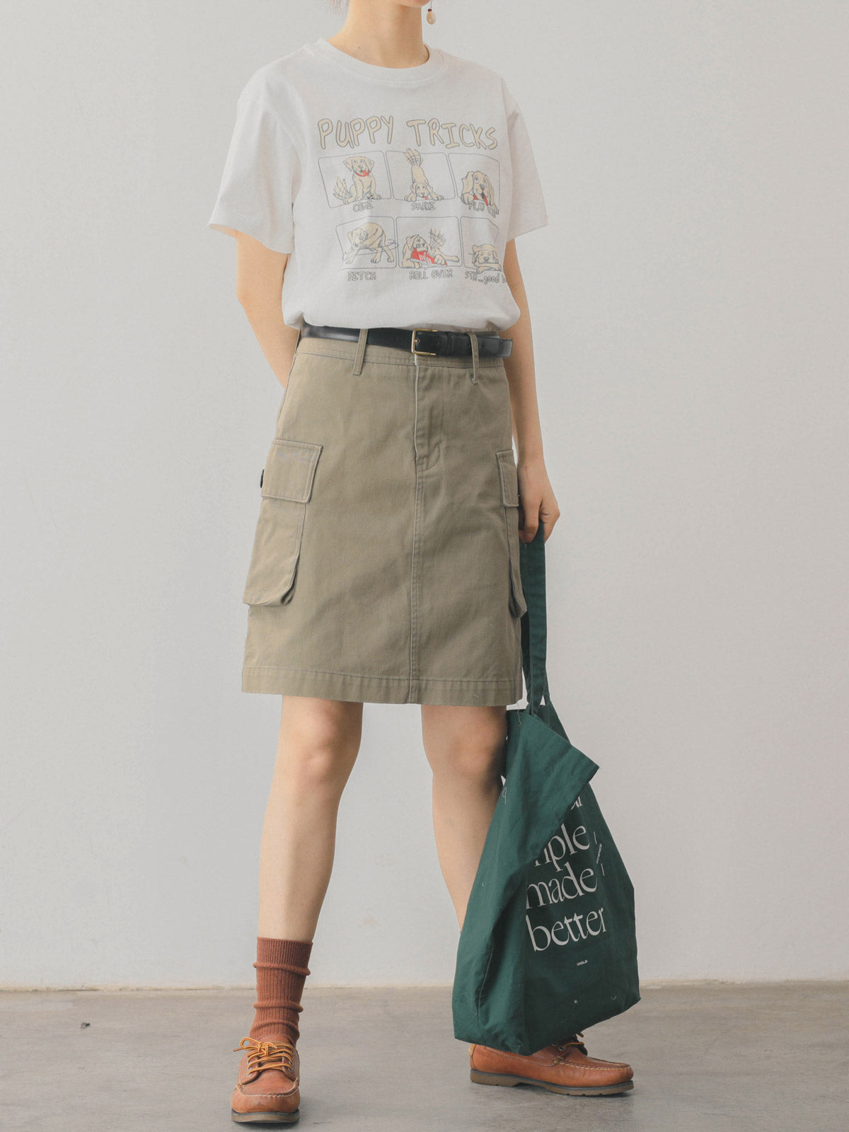 モデルがPESSOA CLUBの犬柄プリント コットンTシャツを着用し、カジュアルなスタイルを披露