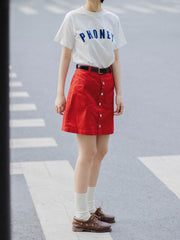 モデルがPESSOA CLUBのレタープリント コットンTシャツを着用し、カジュアルスタイルを披露